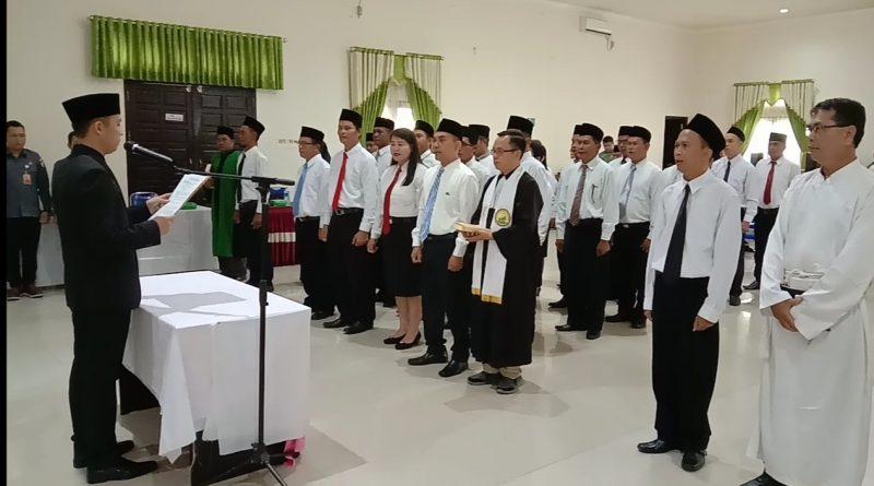 Resmi, Ketua Bawaslu Kabupaten Barito Timur Lantik 30 Orang Panwascam Se-Kabupaten Barito Timur