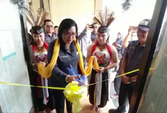 Demi Memudahkan Masyarakat Memperoleh Informasi Hukum Bawaslu, Anggota Bawaslu Kalteng Resmikan Pojok JDIH Bawaslu Bartim