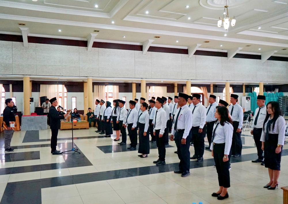 Ketua Bawaslu Bartim Lantik 30 Anggota Panwaslu Kecamatan Untuk Pemilihan Serentak Tahun 2024