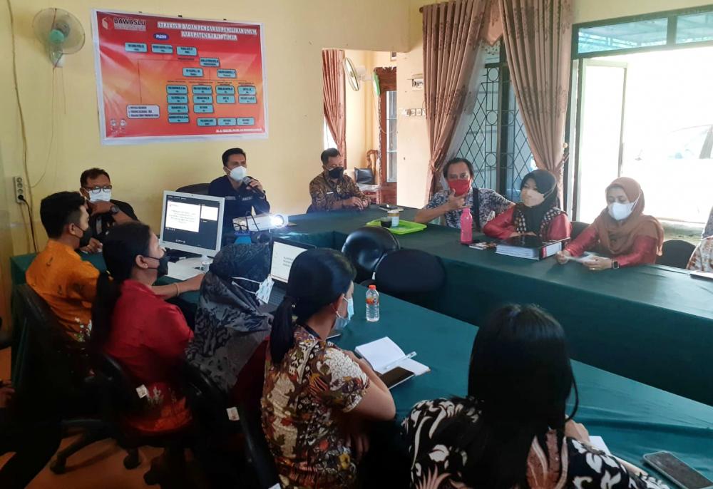 Rapat Internal Terkait Ketatausahaan dan Kearsipan di Lingkungan Bawaslu Kabupaten Barito Timur