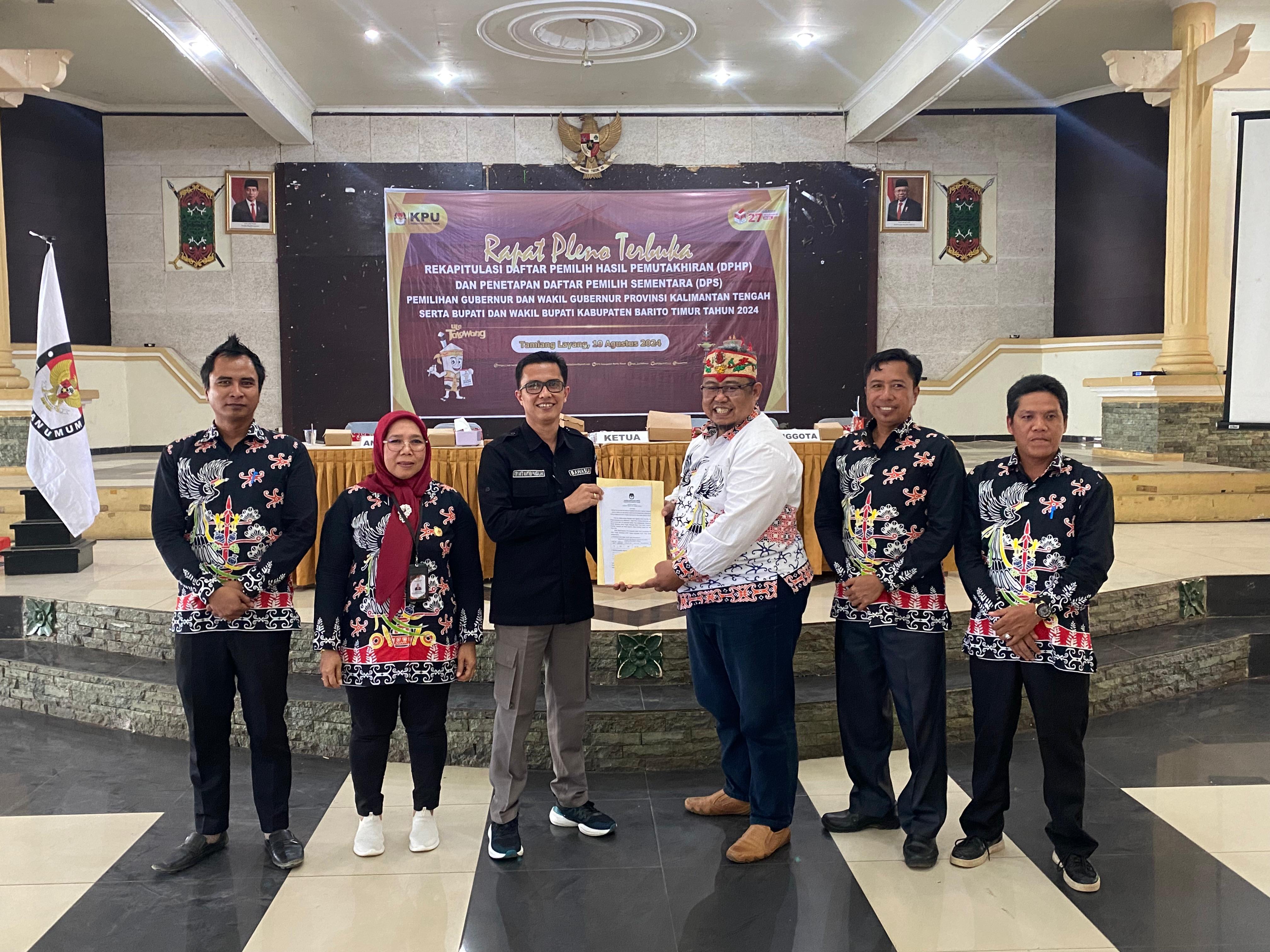Hadiri Pleno Rekapitulasi DPS Tingkat Kabupaten, Ketua Bawaslu Bartim Sampaikan Beberapa Saran