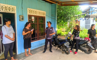 Anggota Bawaslu Kabupaten Barito Timur Ahmad Saufi saat memberikan arahan serta pemahaman pada saat Patroli Kawal Hak Pilih.